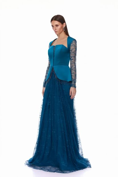 فستان سهرة من الساتان البترولي مع صدرية وتنورة من الدانتيل