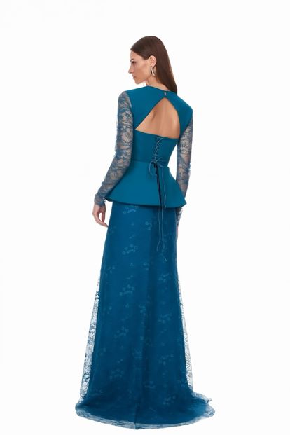 فستان سهرة من الساتان البترولي مع صدرية وتنورة من الدانتيل