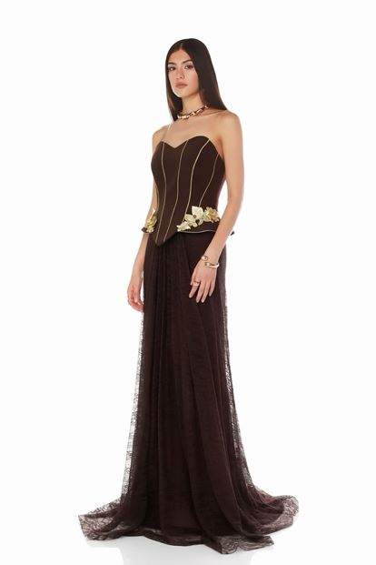 Robe de soirée marron sans bretelles à motif floral doré