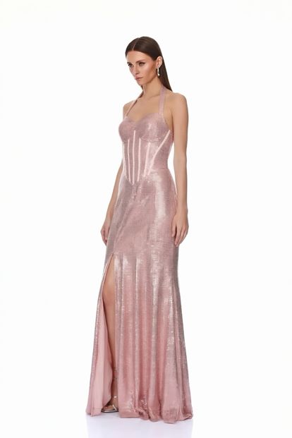 فستان سهرة بتصميم أنيق مزين بشق جانبي متلألئ باللون الوردي