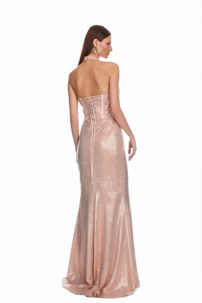 فستان سهرة بتصميم أنيق مزين بشق جانبي متلألئ باللون الوردي