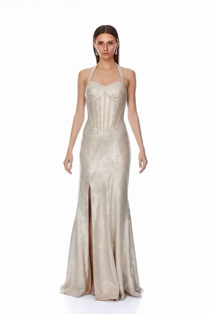 فستان سهرة بيج لامع بفتحة جانبية من تصميم مصمم أزياء