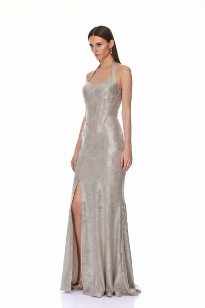 فستان سهرة بيج لامع بفتحة جانبية من تصميم مصمم أزياء