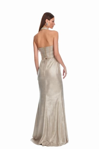 فستان سهرة بيج لامع بفتحة جانبية من تصميم مصمم أزياء