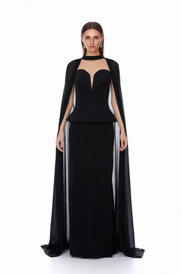 Capa negra y vestido de noche adornado