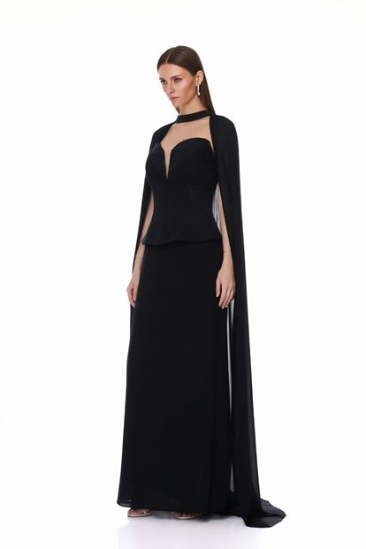 عباءة سوداء وفستان سهرة مزين