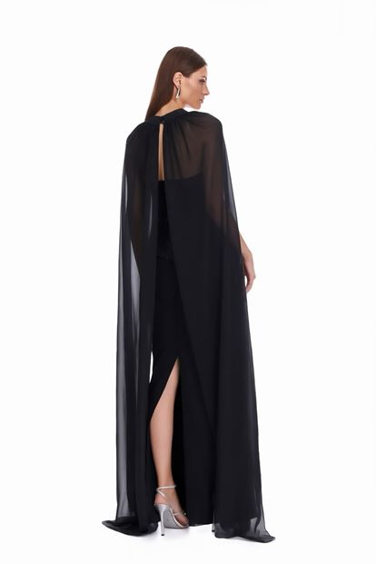 عباءة سوداء وفستان سهرة مزين