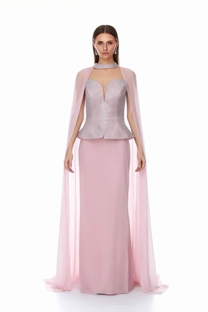 Capa rosa y vestido de noche adornado