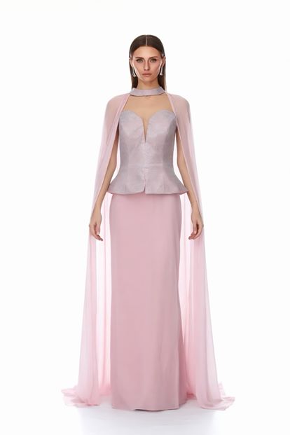 Capa rosa y vestido de noche adornado