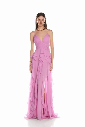 Vestido de noche rosa con tirantes y volantes