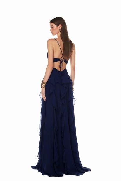 Vestido de noche azul marino con tirantes y volantes