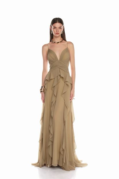Vestido de noche beige con tirantes y volantes