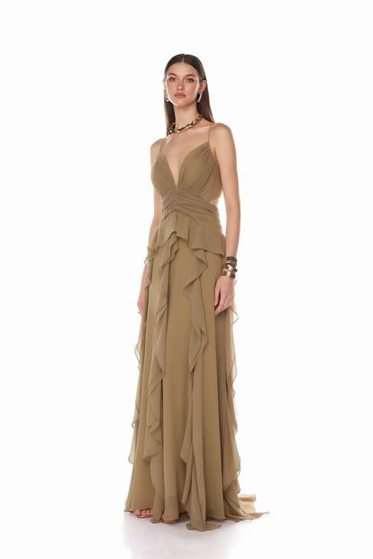 Vestido de noche beige con tirantes y volantes