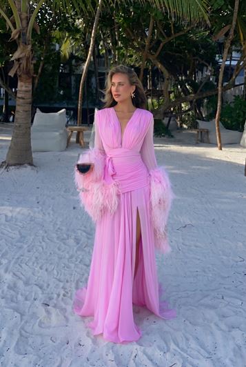 Vestido de noche rosa con escote en V profundo y plumas