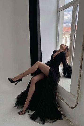 Vestido de noche negro con escote en V profundo y plumas