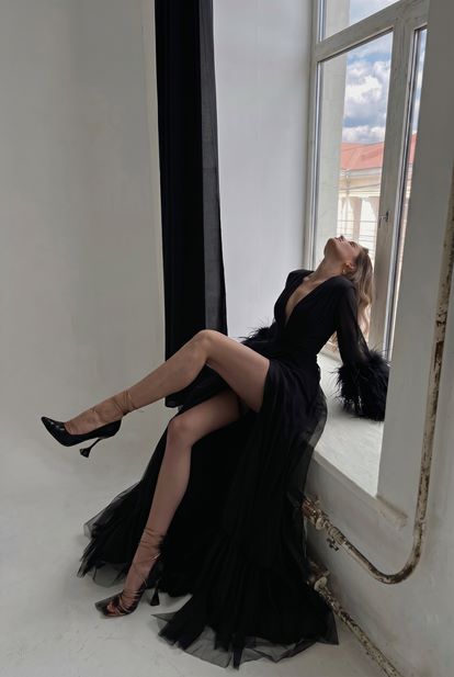 Siyah Derin V Yaka Tüylü Abiye Elbise