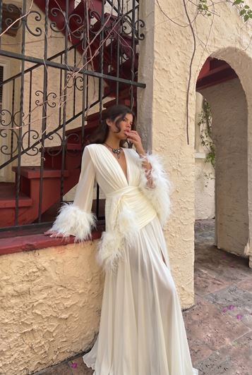 Vestido de noche con escote en V profundo y plumas