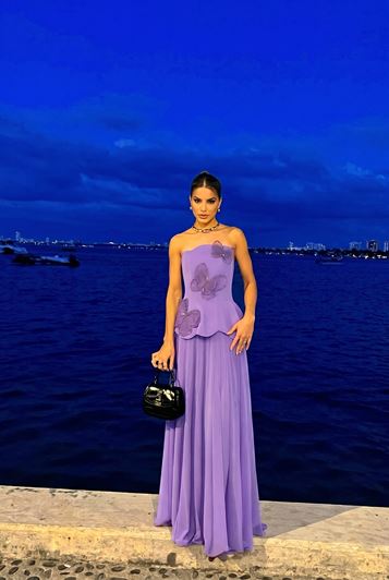 Abito da sera lilla con dettagli a farfalla
