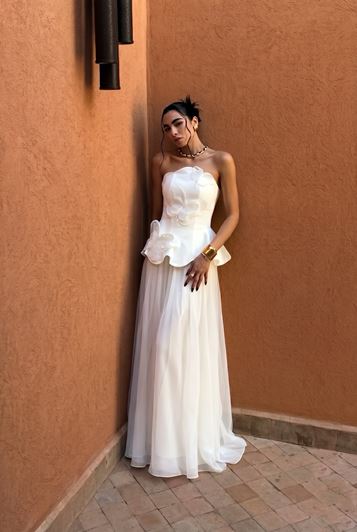 Abito da sera con dettaglio a farfalla color osso