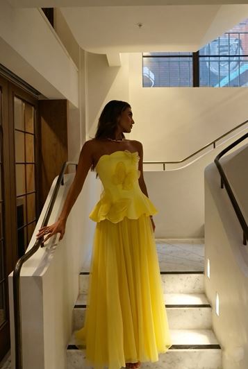 Abito da sera giallo con dettaglio a farfalla