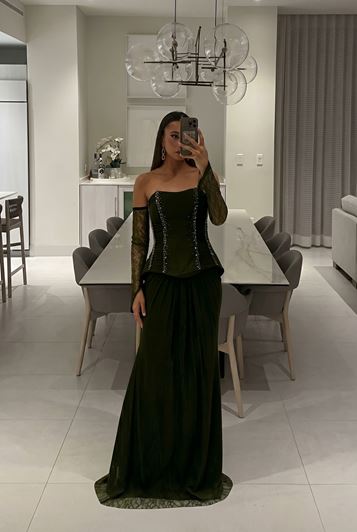 Abito da sera color kaki con peplo e dettagli in pizzo