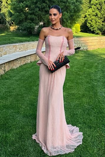 Abito da sera rosa in pizzo con dettaglio peplo