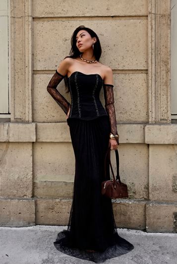 Abito da sera in pizzo nero con dettaglio peplo