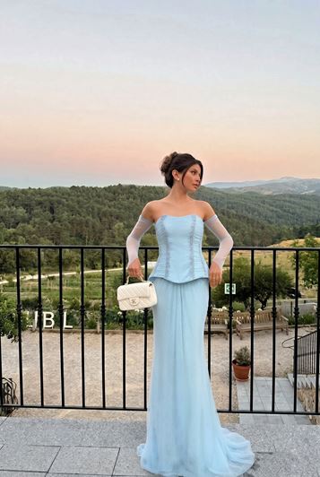 Abito da sera azzurro in pizzo con dettaglio peplo 