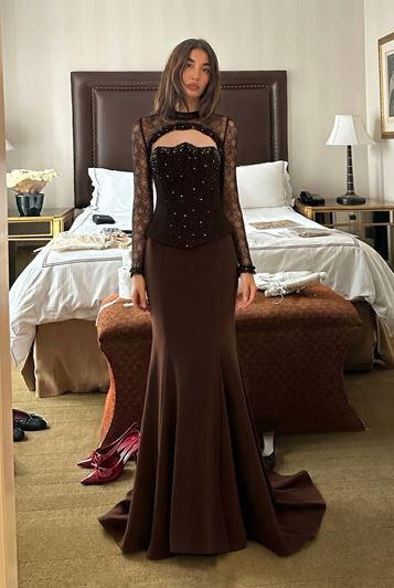 Abito da sera marrone con dettaglio a corsetto e effetto pizzo