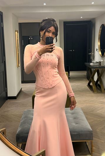 Abito da sera rosa cipria con dettaglio a corsetto e effetto pizzo