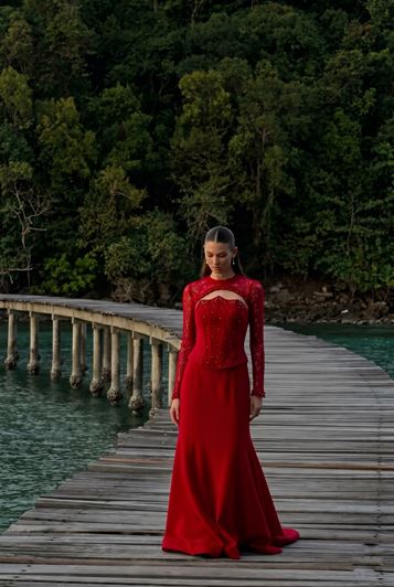 Abito da sera rosso con dettaglio a corsetto e effetto pizzo