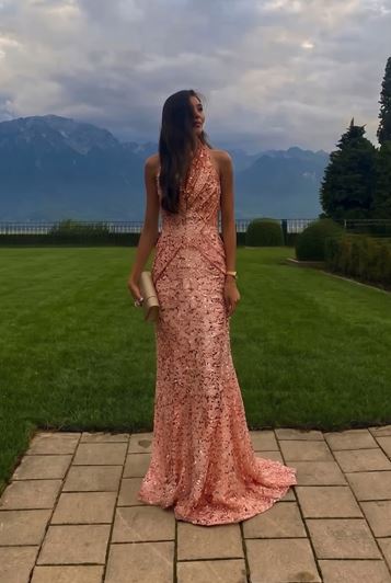 Abito da sera rosa cipria con scollo a V e dettagli scintillanti