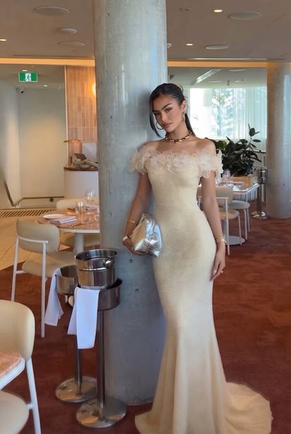 Abito da sera con ricami floreali dorati e paillettes