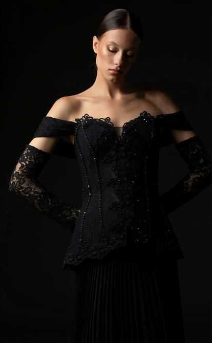 Siyah Düşük Omuzlu Pileli Abiye Elbise