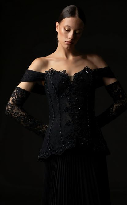 Siyah Düşük Omuzlu Pileli Abiye Elbise