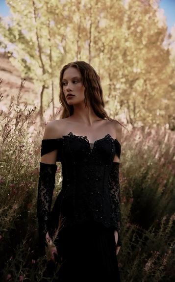 Siyah Düşük Omuzlu Pileli Abiye Elbise