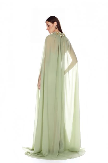 فستان سهرة بلون النعناع مع عباءة من الشيفون وإكسسوارات زهرية 