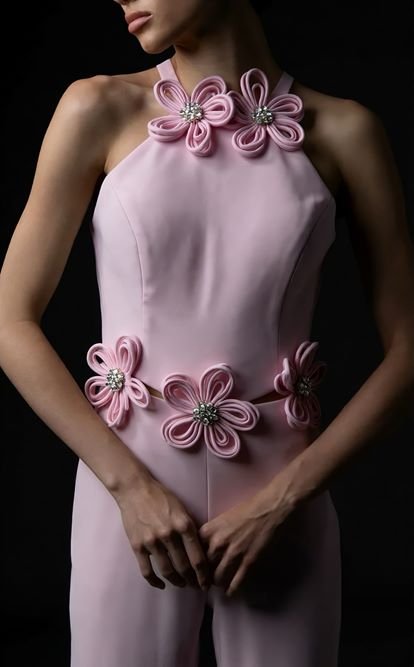 Rosa Abendjumpsuit mit Neckholder und Blumenmuster