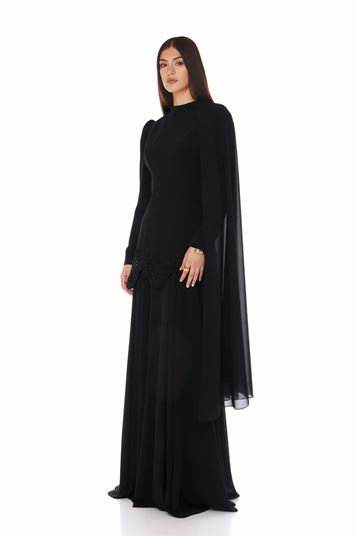 فستان سهرة أسود من الشيفون مع كاب