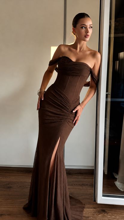 Abendkleid mit schulterfreiem Schlitz in der Farbe Milchkaffee