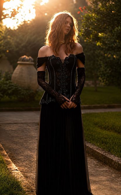 Braunes schulterfreies, plissiertes Abendkleid
