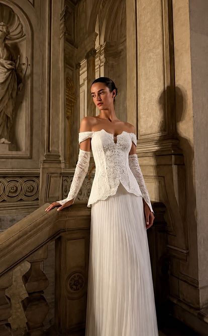 Vestido de noche plisado con hombros descubiertos color hueso