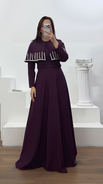 Vestido de noche de talla grande con capa bordada en color ciruela 