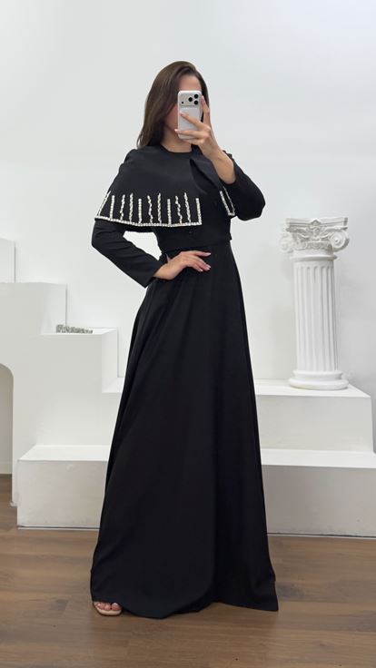 Vestido de noche de talla grande con capa negra bordada