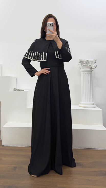 Vestido de noche de talla grande con capa negra bordada