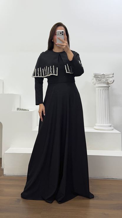 Vestido de noche de talla grande con capa negra bordada