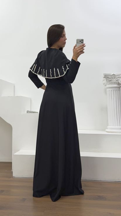Vestido de noche de talla grande con capa negra bordada