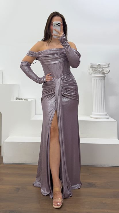 Vestido de noche lila de talla grande con detalle de guantes