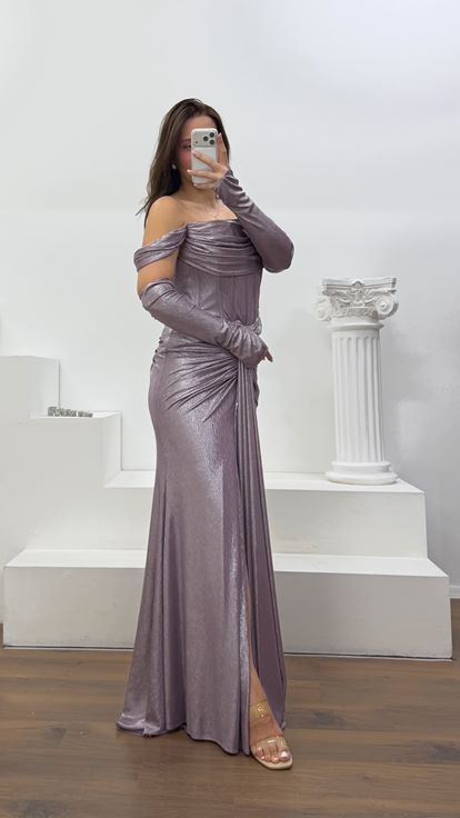 Vestido de noche lila de talla grande con detalle de guantes