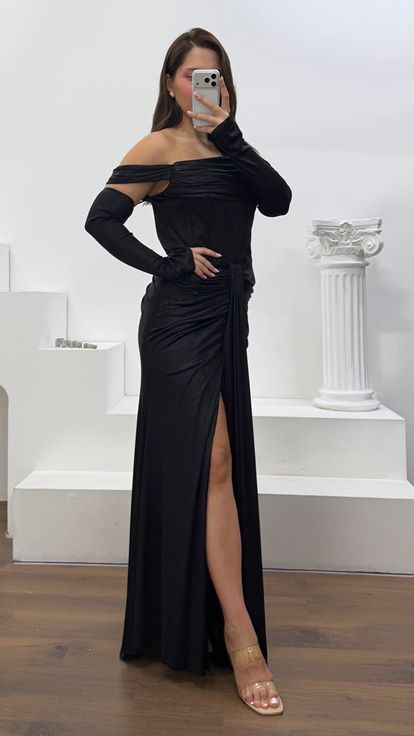 Vestido de noche de talla grande con detalle de guantes negros